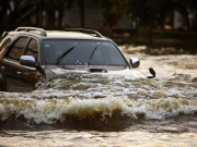 Mobil-Terjang-Banjir
