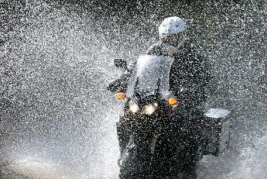 Tips Berkendara di Musim Hujan