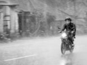 Cara Rem Motor Yang Aman Waktu Hujan-hujanan