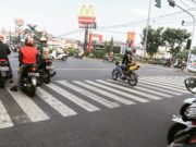 Perhatikan Ini Saat Berhenti di Lampu Merah