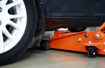 Mengetahui Titik Tumpu Dongkrak yang Tepat Pada Mobil Anda