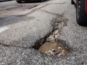 Waspada Terhadap Lubang di Jalan