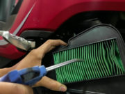Cara Membersihkan Filter Udara Sepeda Motor dengan Benar
