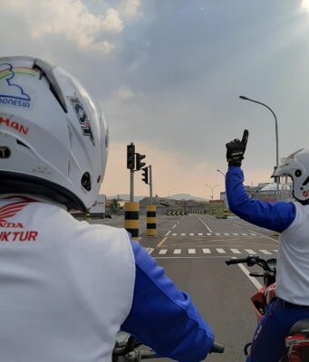 4 Kode Atau Isyarat Dasar Saat Touring Menggunakan Sepeda Motor