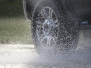 Berkendara di Trek Basah, Waspadai Hydroplaning!
