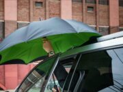 Benda Yang Wajib di Bawa di Mobil Saat Musim Hujan