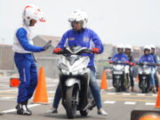 Selalu #Cari_Aman Saat Berkendara Sepeda Motor untuk Semua Kartini di Indonesia
