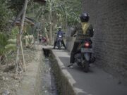 Cara Berkendara Melewati Jalan Sempit Supaya Aman