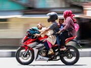 Tips Aman Membonceng Anak Saat Naik Motor