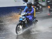 Tips Aman Naik Motor Setelah Hujan Deras Mengguyur
