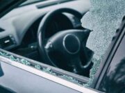 Tips Aman Mencegah Pencurian Barang Berharga dengan Memecahkan Kaca Mobil