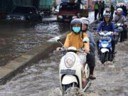 Mau Terobos Banjir Pakai Motor Matic? Baca Ini Dulu
