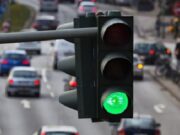 Cara Aman Melewati Persimpangan Jalan dengan Lampu Merah