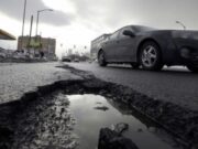 Komponen Mobil yang Rentan Rusak Saat Mobil Menabrak Lubang di Jalan