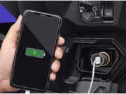 Cara Aman Mengisi Baterai Ponsel di Motor