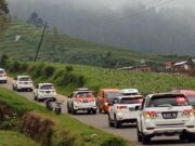 Dilarang Menyalakan Lampu Hazard Saat Konvoi Mobil di Jalan