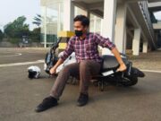 Cari Aman Mendirikan Sepeda Motor Ketika Terjatuh