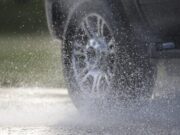 Berkendara di Trek Basah, Waspadai Hydroplaning!