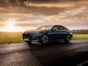 BMW i7 Tanzanite Blue 2023 Pamerkan Interior Kulit Putih