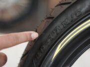 2 Cara Cek Tekanan Ban Sebelum Berkendara