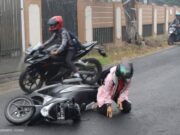 Cara Aman Saat Jatuh Dari Motor