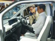 Presiden Republik Indonesia Berkunjung ke Booth Wuling Motors di IIMS 2023