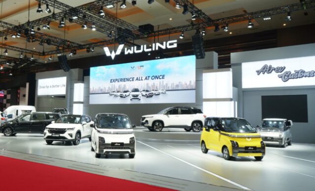 Bertemakan-‘Experience-All-At-Once’-Wuling-memadukan-nuansa-warna-terang-dengan-konsep-futuristik-di-boothnya-yang-berhasil-mendapat-predikat-Best-Booth-Car-500-1000-m2