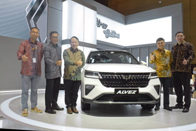 Jajaran-Manajemen-Wuling-Motors-bersama-Alvez-Style-Innovation-in-One-SUV-1000x667