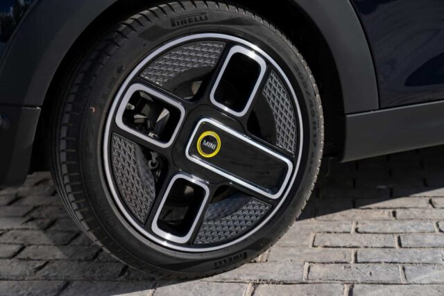 MINI-Cooper-SE-Convertible-wheel-1-1536x1024