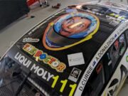 Atap Mobil Bergambar Helm Khusus Valentino Rossi dari GP Mugello 2008 di Bathurst