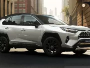 Toyota RAV4 Hybrid Dinobatkan Sebagai Kendaraan Listrik Paling Banyak Dibeli
