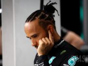 Lewis Hamilton Mencoba Menutupi Rasa Frustrasinya dengan Mercedes