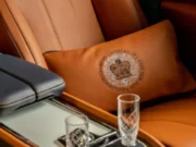 Rayakan Penobatan Raja Charles III , Bentley Luncurkan Bantal Kabin Edisi Terbatas