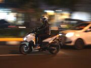 Cari Aman Berkendara Sepeda Motor di Malam Hari