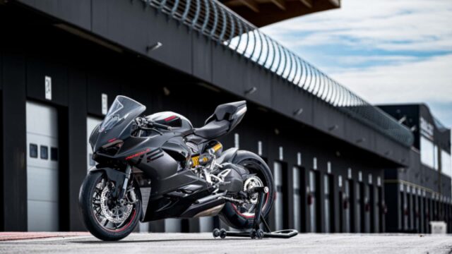 2024-ducati-panigale-v2---black-on-black---trackside-2