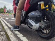 Berhenti Pas Naik Motor, Turun Pakai Kaki Kiri atau Kanan Duluan?