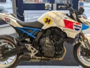 Suzuki GSX-8S dalam warna Kevin Schwantz