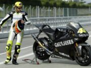 Reaksi bingung Valentino Rossi saat melihat Yamaha pertamanya