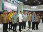 Presiden Joko Widodo Tertarik All New Yaris Cross HEV di IIMS 2024 Presiden RI Joko Widodo Menyempatkan mampir ke booth Toyota. (Foto: TMMIN)--