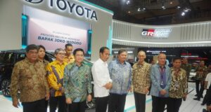 Presiden RI Joko Widodo Menyempatkan mampir ke booth Toyota. (Foto: TMMIN)--