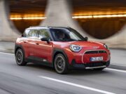 MINI Aceman SE Meluncur di Jalanan Dengan Warna Merah Rebel