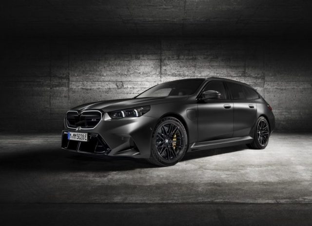 2025-bmw-m5-touring-frozen-deep-grey-84-830x600