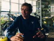 Rossi Dapat Setelan Ulang Tahun Baru dari Dainese