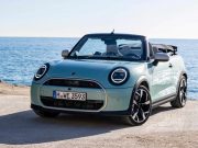 MINI Convertible 2025 Tampil Ceria dalam Warna Ocean Wave Green