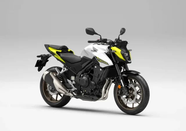 556102_26YM_Honda_CB500_Hornet-1140x806