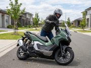 Teknik Mengangkat Sepeda Motor Setelah Terjatuh