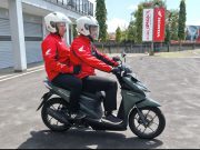 Hindari Berboncengan dengan Memegang Behel Belakang Sepeda Motor