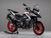 Benelli TRK 902 Stradale : Sebuah crossover yang berfokus pada jalan raya dan dirancang untuk perjalanan jarak jauh