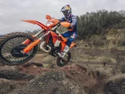 KTM meluncurkan kampanye uji coba baru dengan jajaran lengkap motor Enduro 2027 yang tersedia.