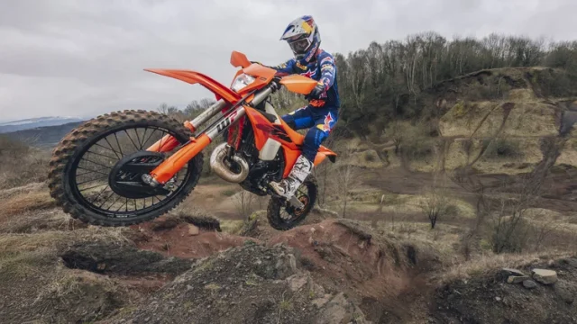 748677_my27-ktm-300-exc-action_exc-range_action_europe-global